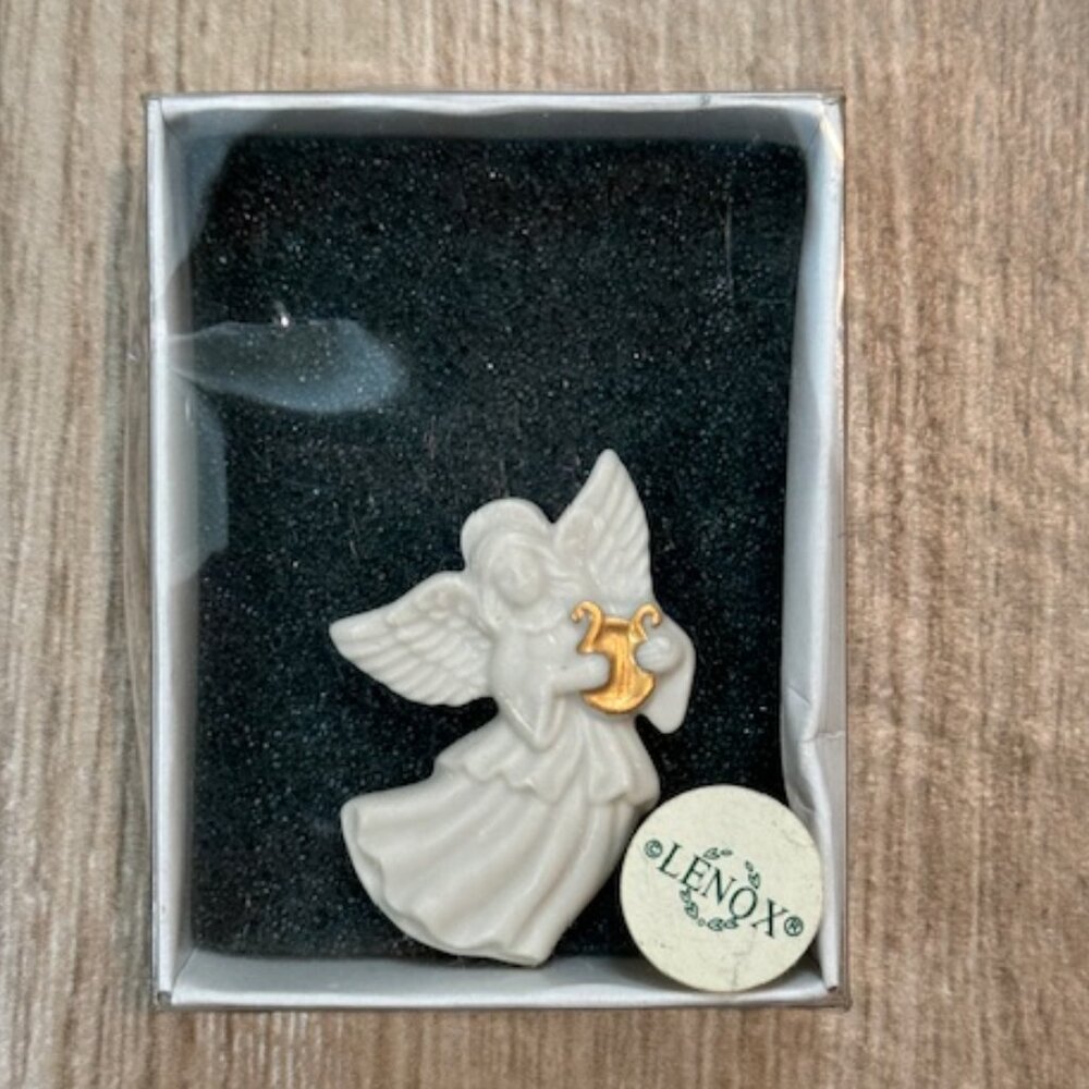 LENOX PORCELAIN ANGEL BROOCH HOLDING GOLD HARP VINTAGE